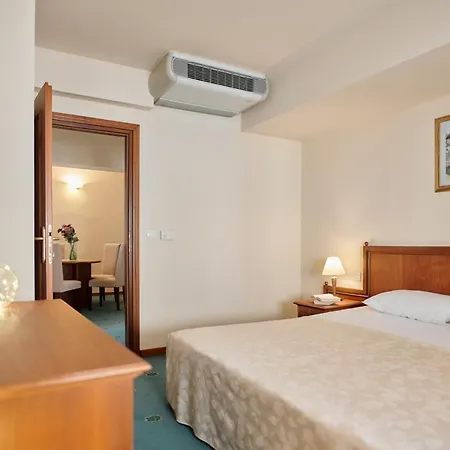 Hotel Lovran فندق 3*
