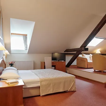 Hotel Lovran 3* لوفغان