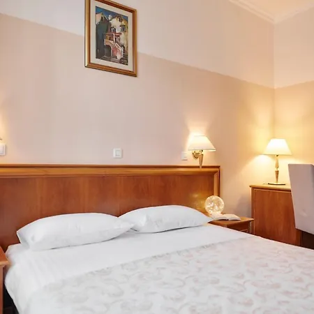 Hotel Lovran فندق 3*