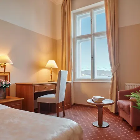 فندق Hotel Lovran 3*