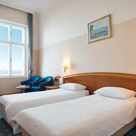 Hotel Lovran لوفغان