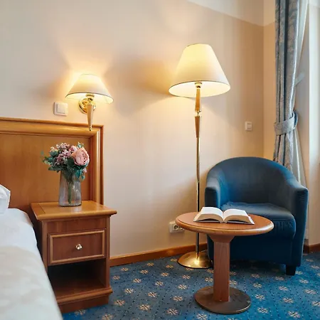 Hotel Lovran 3* لوفغان