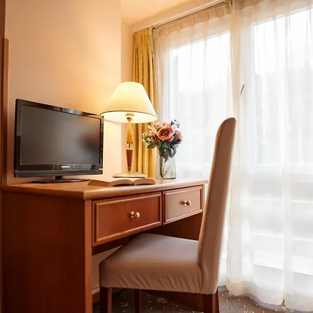 Hotel Lovran فندق 3*